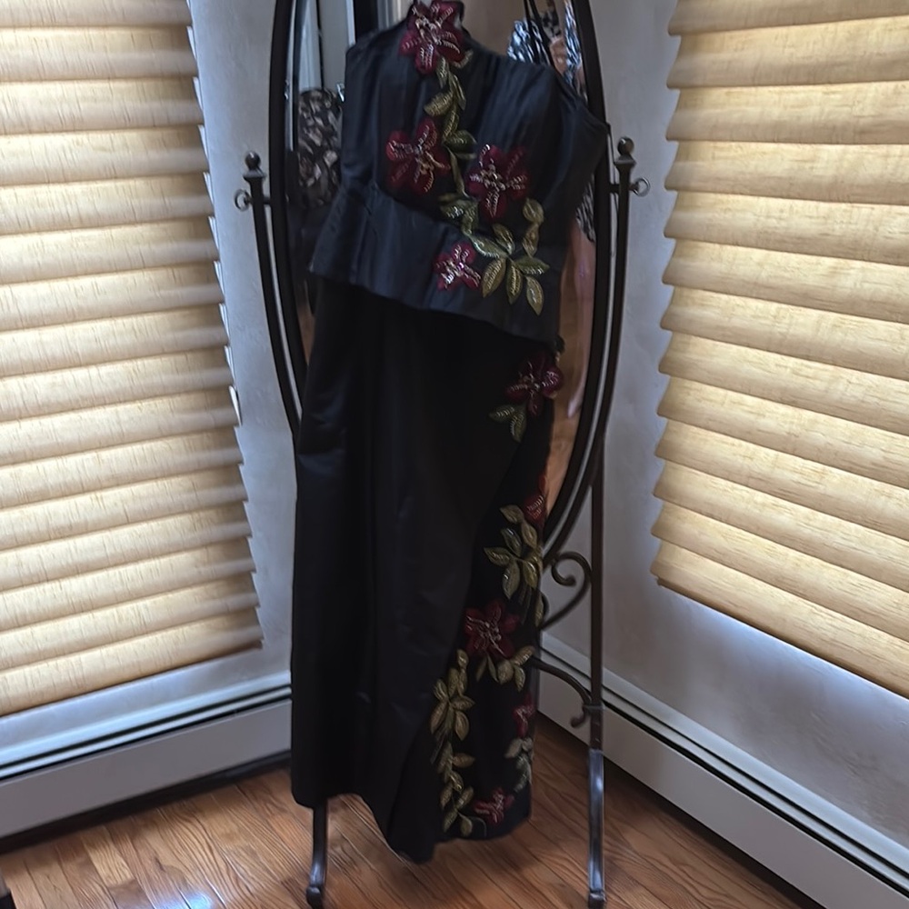 Elegant Strapless Black Dress with Floral Embroidery